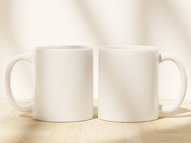 两个白色的咖啡杯放在木地板上，窗玻璃投射出柔和的阴影图片下载