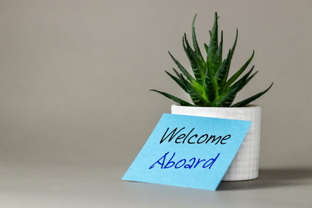 欢迎加入，这句话写在一张蓝色的卡片上，放在桌子上，背景是美丽的多肉，我们是灰色的。经营理念、战略、计划，欢迎团队合作。本空间图片下载