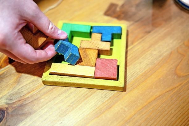 用手组装木制的儿童逻辑游戏小雕像图片下载