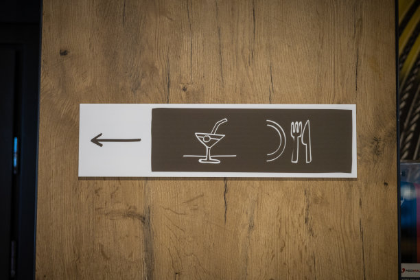 食品和酒吧的标志或象形文字，也包括餐厅。木墙上的现代文字。向左转。图片下载