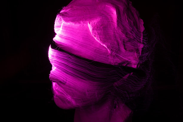 一个女人的抽象雕塑图片下载