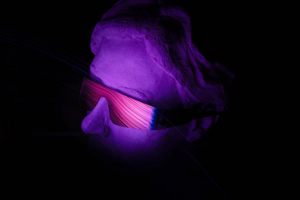 一个女人的抽象雕塑图片下载