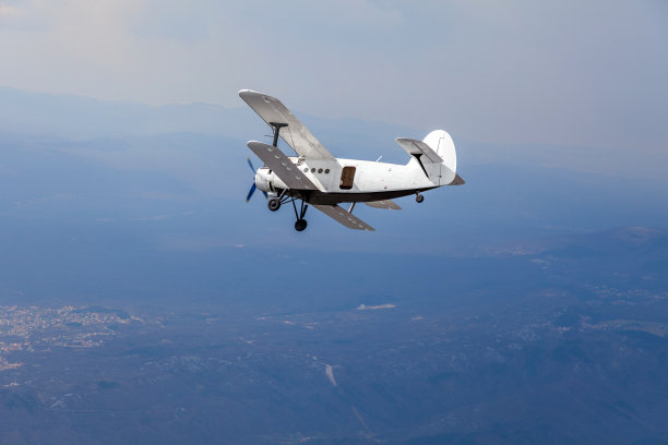 老式双翼飞机，伞兵准备跳伞图片下载