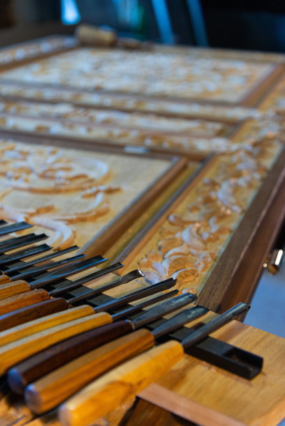 详细雕刻木材与凿子，股票照片图片下载