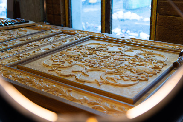 详细雕刻木材与凿子，股票照片图片下载