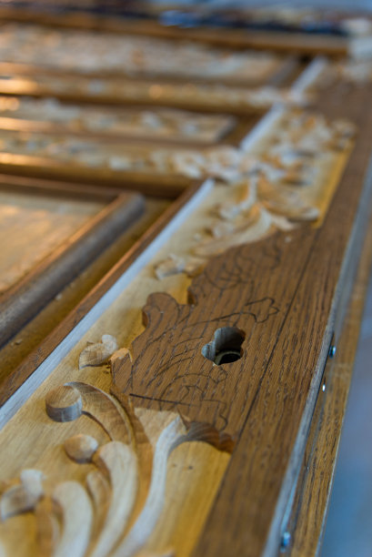 详细雕刻木材与凿子，股票照片图片下载