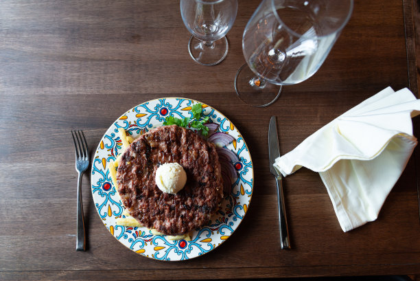 Pljeskavica(汉堡)与炸薯条，股票照片图片下载