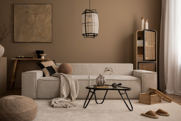 客厅室内设计，模拟海报框架，米色沙发，玻璃咖啡桌，米色墙壁，软垫，藤餐具柜，拖鞋，木凳和个人配件。家居装饰。模板。图片下载