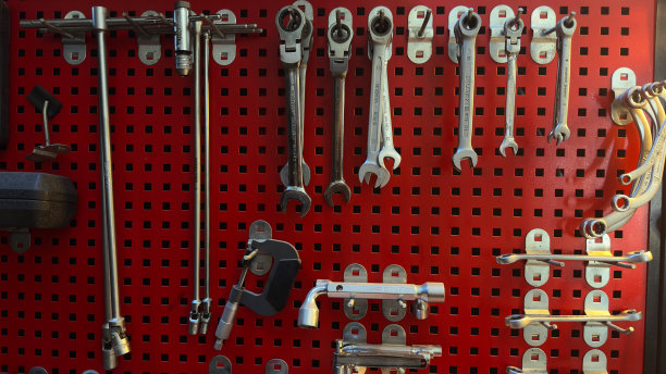 一个汽车修理车间工作台工具库存照片图片下载