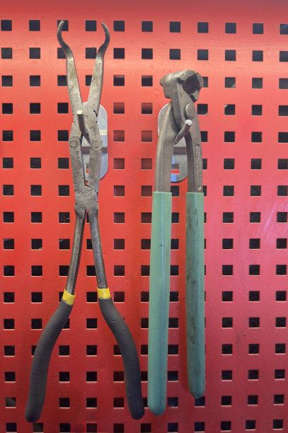 一个汽车修理车间工作台工具库存照片图片下载