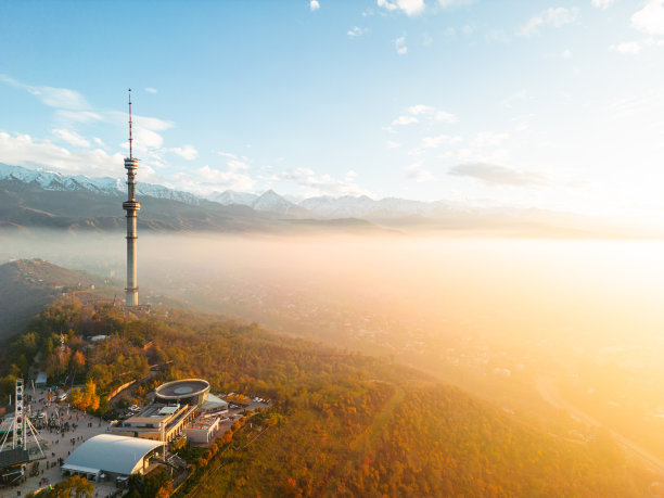 阿拉木图市的koko - tobe山，有电视塔和游乐园图片下载
