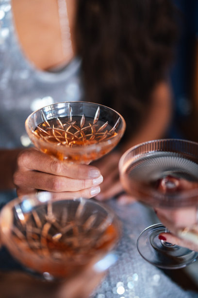 圣诞派对上女人的手与酒敬酒的特写照片图片下载