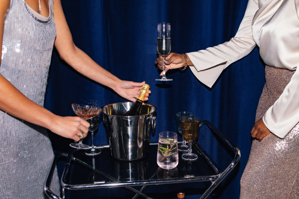 匿名女性在派对上用香槟敬酒的裁剪照片图片下载