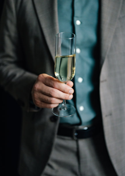 男子手拿香槟的特写照片图片下载