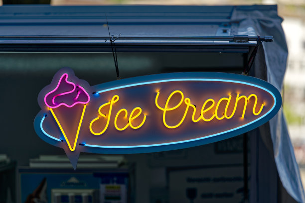 售卖冰淇淋的街市摊位霓虹灯招牌特写。图片下载