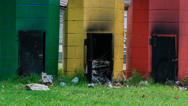 三个焚化炉，用于处理由水泥制成的塑料垃圾图片下载