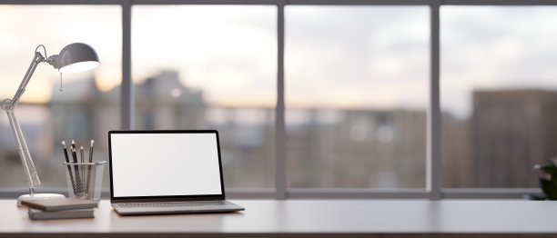 在最小的现代客厅的桌子上模拟笔记本电脑。家庭工作空间，特写图片图片下载