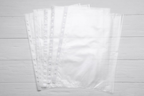 打了孔的口袋放在白色木桌上，平躺着图片下载