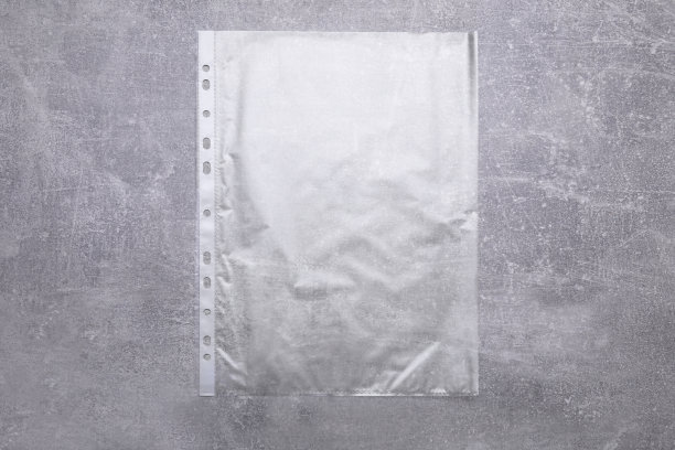 灰色桌子上的穿孔口袋，俯视图图片下载