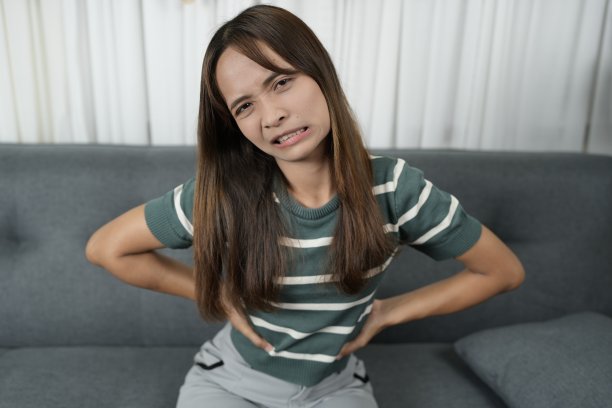 亚洲女性因工作辛苦而腰痛。图片下载