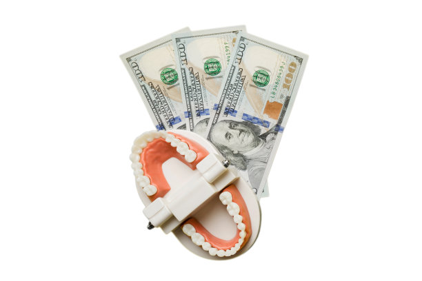 特写模型的人的下巴与白色的牙齿和美元。牙科概念照片。假牙科。带有复制空间的假全景视图图片下载