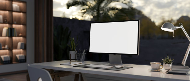 最小舒适的客厅与桌子和模拟桌面电脑与现代沙发。图片下载