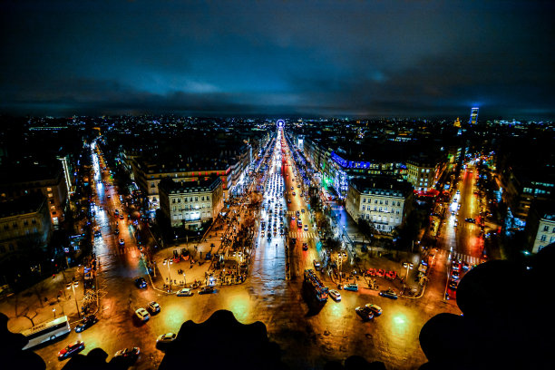从凯旋门看夜景，图片是巴黎大都会的美丽全景图片下载