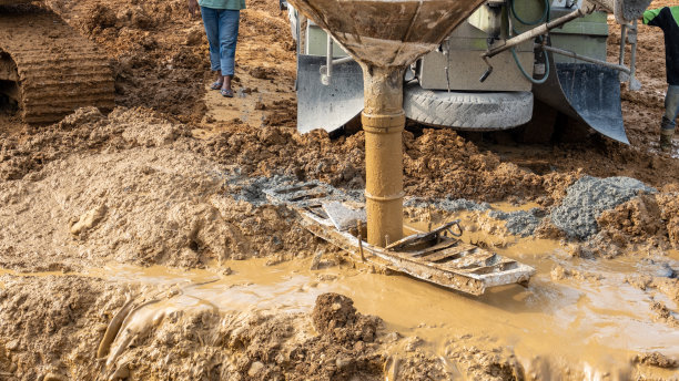 钻孔桩在施工中图片下载