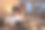 亚洲年轻人晚上在家和妻子在卧室里加班。迷人美丽的妻子穿着睡衣等着丈夫用笔记本电脑工作，在家里睡觉时上网交流。图片下载