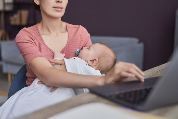 慈祥的年轻母亲抱着熟睡的婴儿特写图片下载