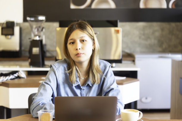 生活方式女孩使用笔记本电脑在家里的客厅开会和工作。生活方式的概念图片下载