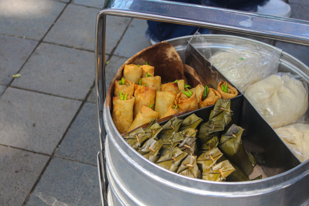 日惹市场周围出售各种各样的市场小吃。图片下载