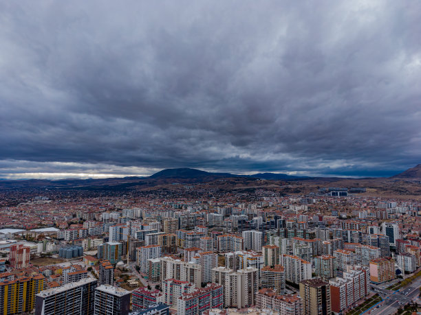 下雨前用无人机拍摄的科尼亚风景照片图片下载