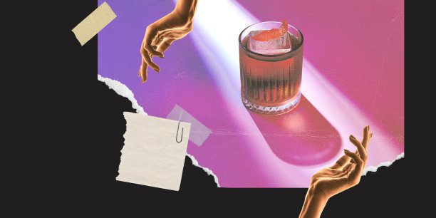 Negron鸡尾酒。人的双手捧着玻璃杯，喝着美味的浓酒，喝着抽象的背景酒。创意丰富的设计。图片下载