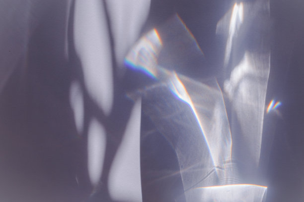 阳光的背景，抽象的照片与光影，眩光和闪耀在纸的纹理，彩虹闪耀从太阳，灰色的蓝色最小的审美。自然光和腐蚀效应。图片下载