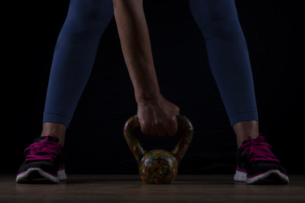 女子在壶铃边训练图片下载