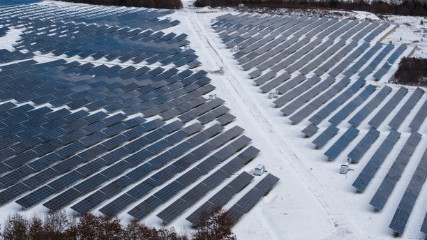 大雪过后一个阳光明媚的冬日，宾夕法尼亚州阿巴拉契亚山脉的大型太阳能农场。图片下载