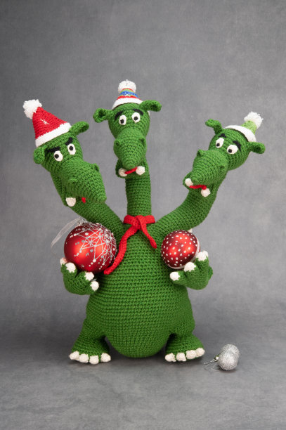 戴年帽的三头龙和绿纱编织的红围巾图片下载