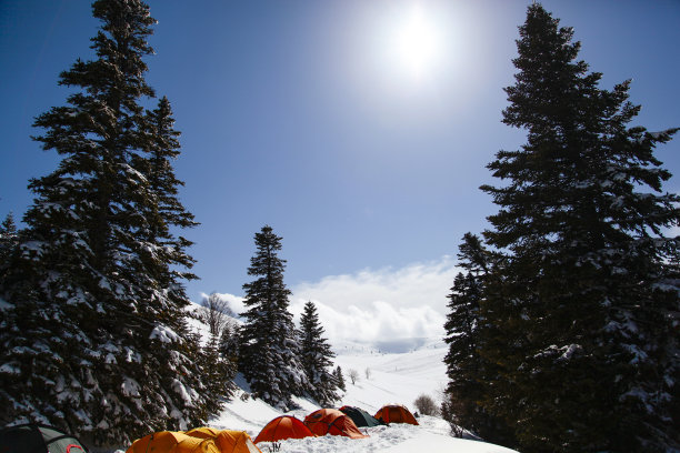 登山者冰川攀登乌卢达格山顶照片，冬季露营在乌卢达格国家公园布尔萨，土耳其(土耳其)图片下载