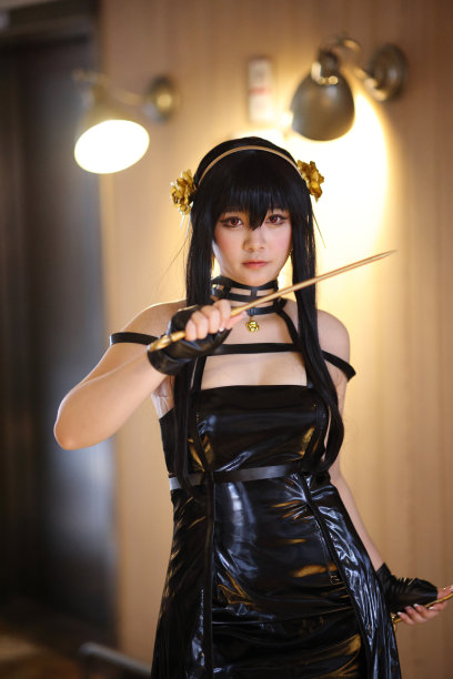 一个漂亮的年轻女人的肖像Cosplay与间谍礼服图片下载
