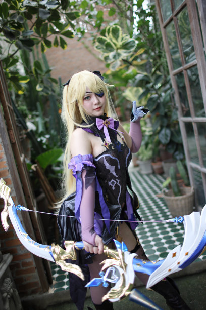 一个美丽的年轻女子的肖像游戏Cosplay图片下载