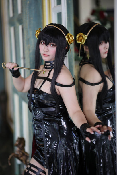 一个漂亮的年轻女人的肖像Cosplay与间谍礼服图片下载