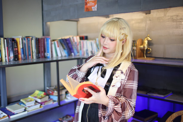 一个美丽的年轻女子的肖像游戏Cosplay与金发图片下载