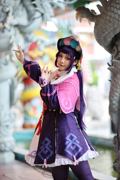 一个美丽的年轻女子的肖像游戏Cosplay与中国服装图片下载