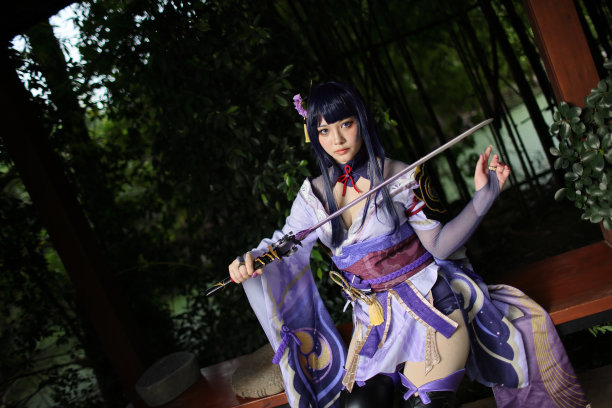 一个美丽的年轻女子的肖像游戏cosplay与日本花园的武士服装服装图片下载