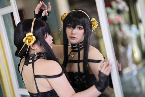 一个漂亮的年轻女人的肖像Cosplay与间谍礼服图片下载