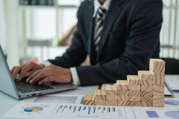 会计师或银行家，商人计算和分析财务，并智能地控制增长和财务成本，在前面放置一个木梯。特写照片图片下载