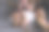 一个小女孩的光脚被金色的闪光覆盖的特写照片图片下载
