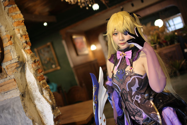 一个美丽的年轻女子的肖像游戏Cosplay图片下载