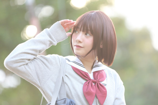 日本女学生与乡村公园的肖像图片下载